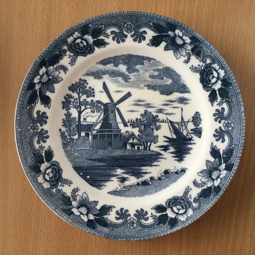 Beautiful decorative plate flower edge windmill in center 7.3"